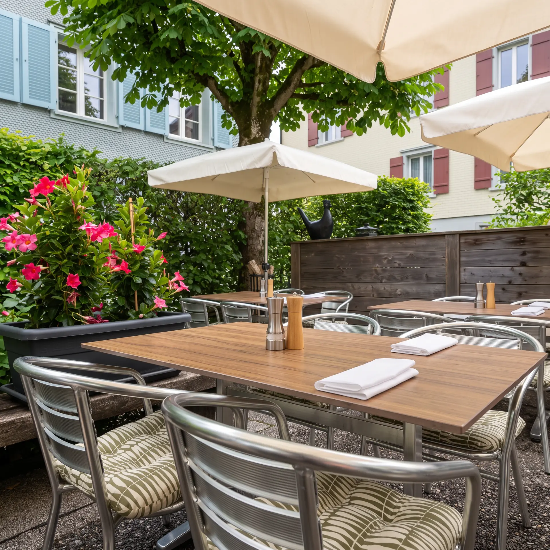 Sonnenschirme und Blumen im Gartenrestaurant der Traube