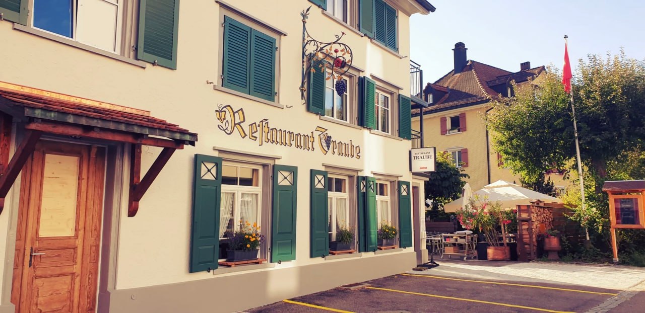 Restaurant Traube St. Georgen – Aussenansicht mit Gartenterrasse im Sommer