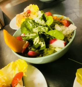 Bunter Saisonaler Mixsalat mit Hausgemachten Dressing
