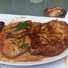 Schweizer Schweins Schnitzel in der Pfanne gebraten an Rahmsauce