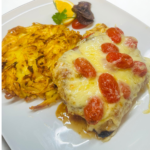 Walliser Steak doppelt geschnittes Schweins Steak mit Speck Tomaten und Käse überbacken