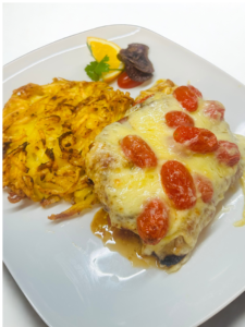 Walliser Steak doppelt geschnittes Schweins Steak mit Speck Tomaten und Käse überbacken