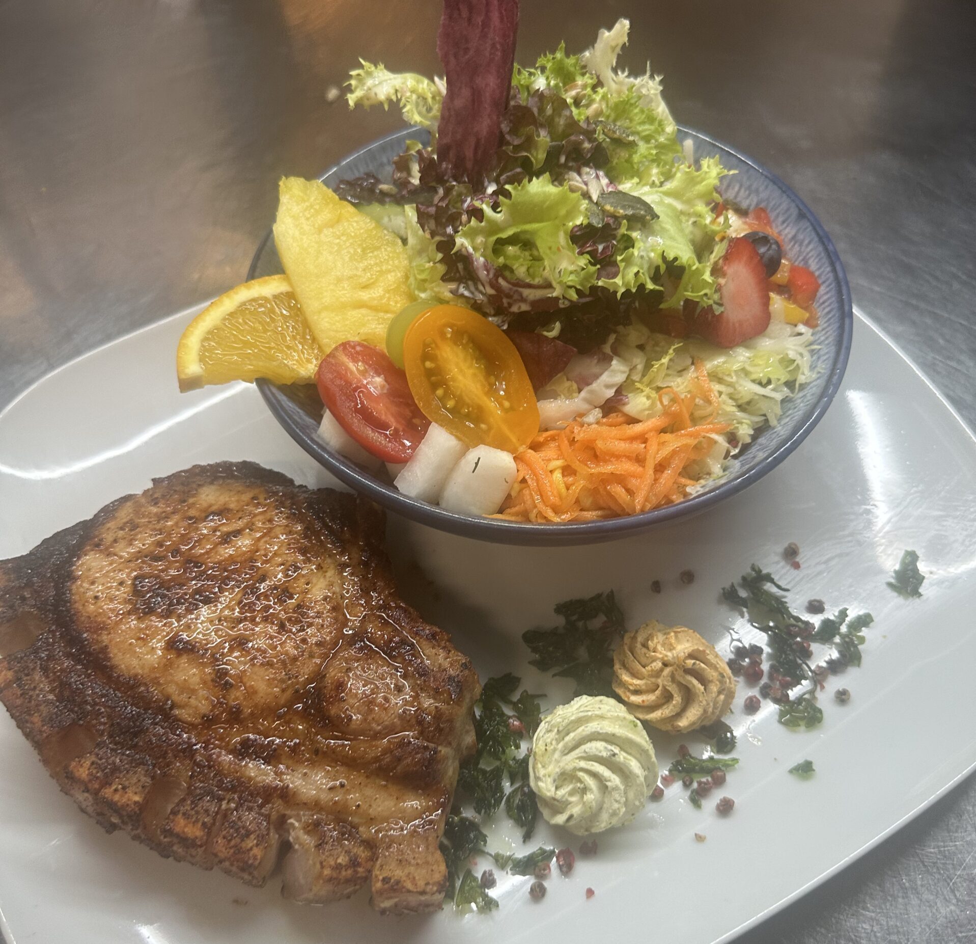 Bauernkotelett mit Salat gutbürgerliche Küche in St.Gallen